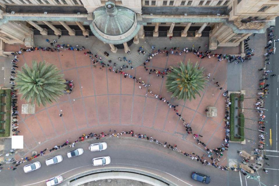 Queues of voters in front of Johannesburg City Hall