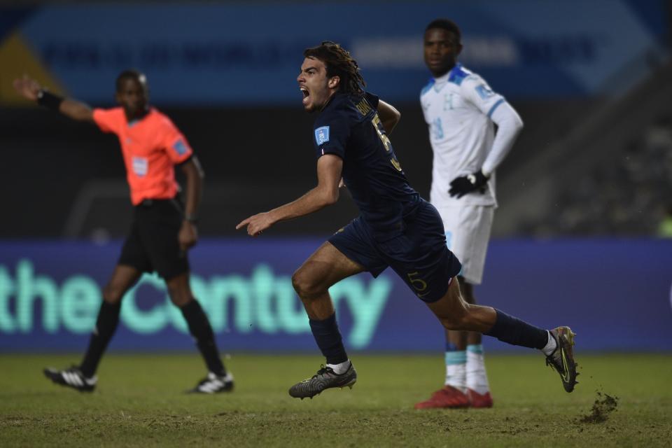 Felix Nzouango de Francia celebra tras anotar el tercer gol de su equipo en el triunfo ante Honduras en el Grupo E de la Copa Mundial Sub-20 en La Plata, Argentina el domingo 28 de mayo del 2023. (AP foto/Gustavo Garello)