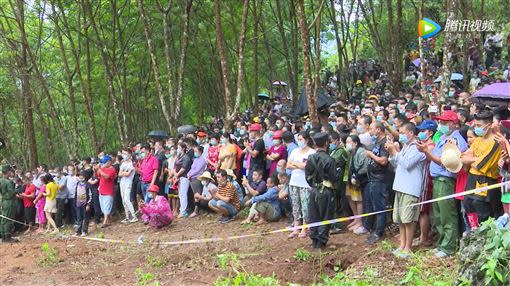 民眾在一旁圍觀拍照。（圖／翻攝自南鄧新聞）