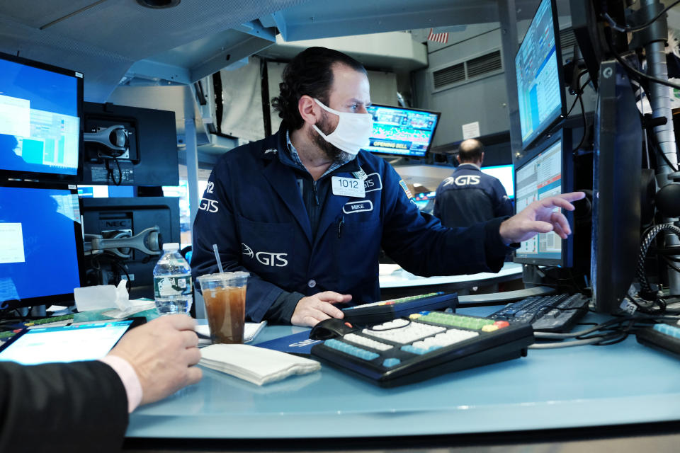 NEW YORK, NEW YORK - 07/07: Trader làm việc trên sàn của Sở giao dịch chứng khoán New York (NYSE) vào ngày 2022/XNUMX/XNUMX tại Thành phố New York. Thị trường giảm nhẹ trong phiên giao dịch buổi sáng khi các nhà đầu tư phản ứng với báo cáo việc làm của chính phủ cho thấy nền kinh tế Mỹ có thêm ít việc làm hơn so với dự kiến ​​trong tháng XNUMX. (Ảnh của Spencer Platt / Getty Images)