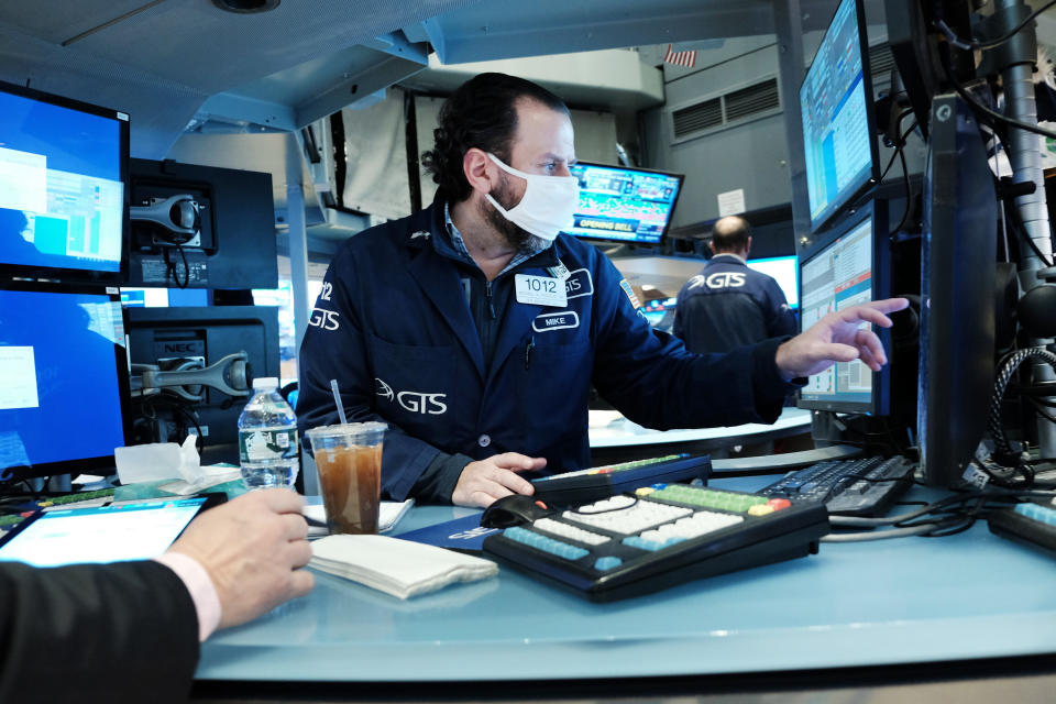 NEW YORK, NEW YORK - JANUARY 07: Traders work on the floor of the New York Stock Exchange (NYSE) on January 07, 2022 in New York City. Markets fell slightly in morning trading as investors reacted to a government jobs report showing that the U.S. economy added far fewer jobs than expected in December.  (Photo by Spencer Platt/Getty Images)