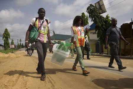 Officials of the Independent National Electoral Commission move electoral materials to the polling booths in Otuoke, Bayelsa State March 28, 2015. REUTERS/Afolabi Sotunde