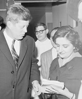 Helen Thomas, Legendary White House Reporter, Dies at 92