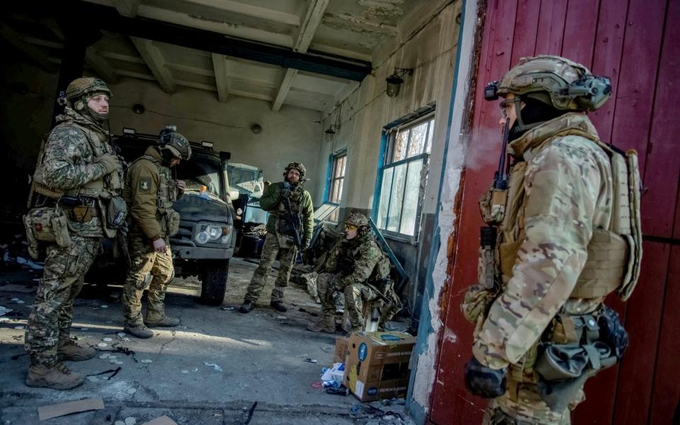 Ukrainian servicemen in Bakhmut - STRINGER/REUTERS