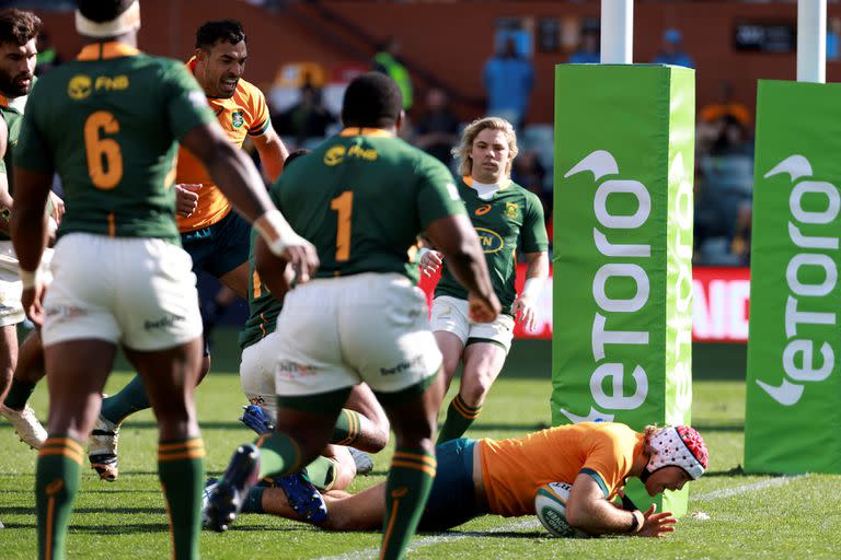 El joven Fraser McReight consiguió un try en los primeros minutos y otro más tarde; Australia ganó con claridad sobre Sudáfrica en Adelaida y se puso provisoriamente al tope del Rugby Championship.