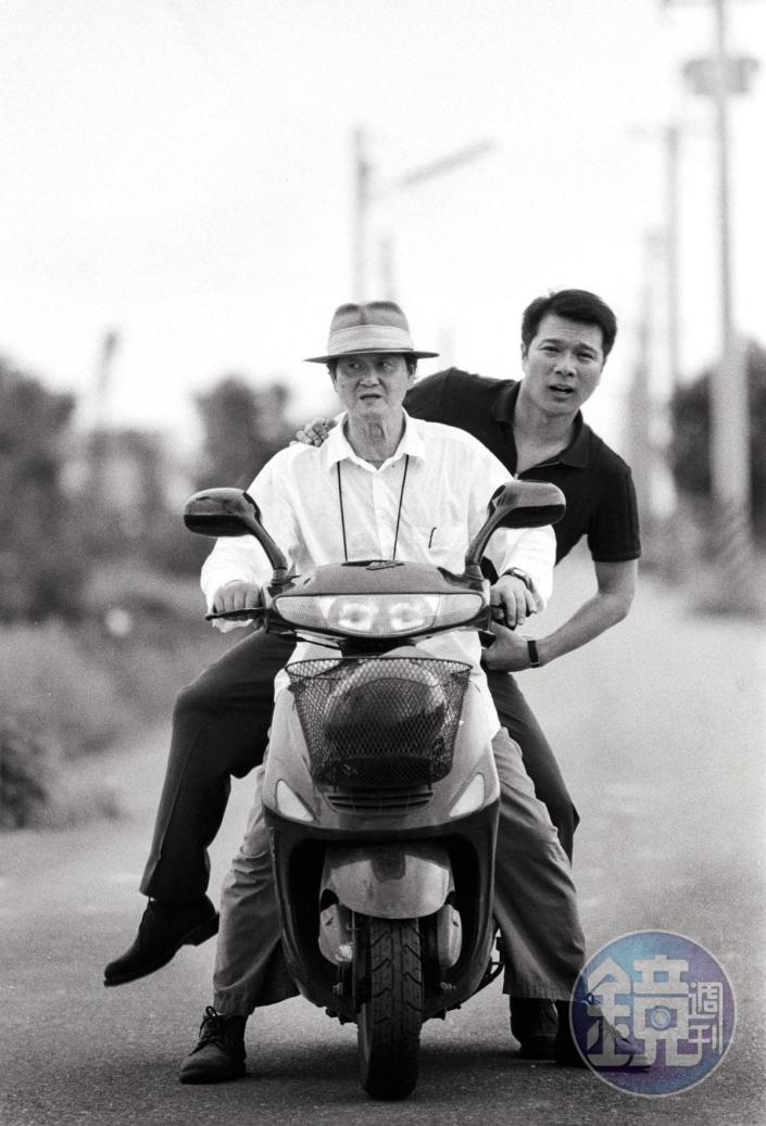 1999年，作家蔡詩萍去宜蘭採訪黃春明，2人機車雙載留下逗趣照片。（聯合文學提供）