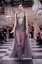 <p>Ein Model trägt bei der Dior Frühjahr/Sommer 18 Haute Couture Modenschau ein surrealistisch inspiriertes silber-kristallenes Kleid. (Bild: Getty Images) </p>