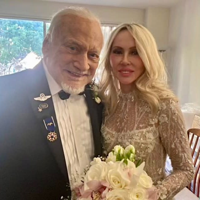 Buzz Aldrin se casa con Aca Faur credit:Bang Showbiz