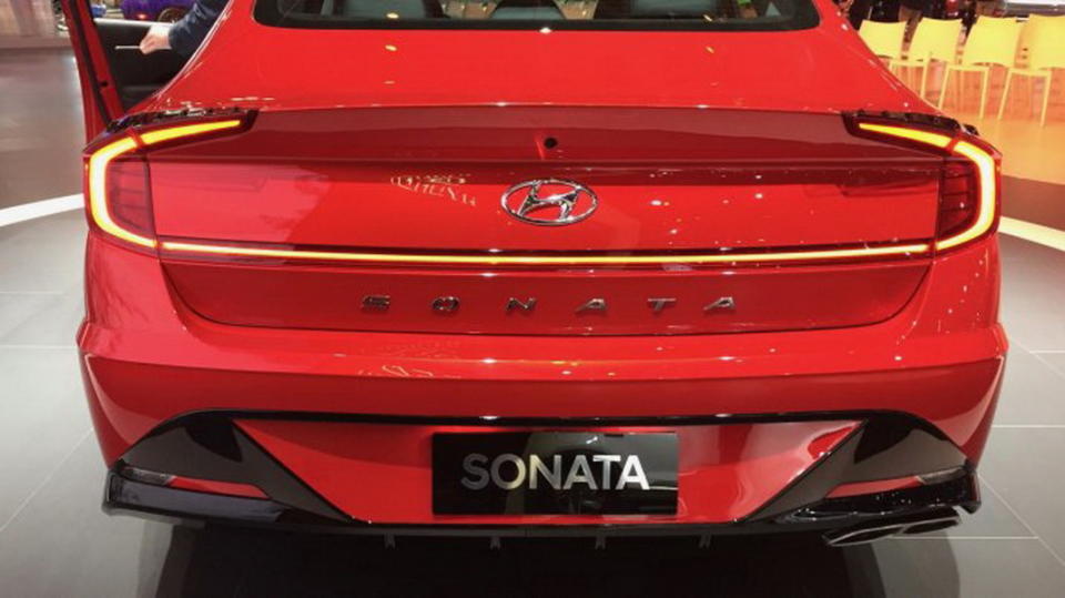 <em>圖 / 2020 Hyundai Sonata尾燈設計導入迴力鏢概念，一體成型的連貫式設計大膽又前衛。</em>