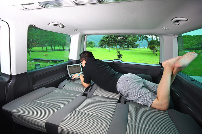 臨時有公事，或坐或臥，Volkswagen Multivan隨即又能變成工作場域。