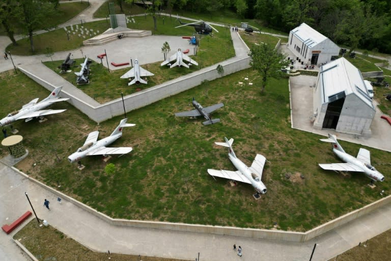Des avions militaires russes et chinois parqués dans la cour du musée de l'armée albanaise à Bërzhitë, près de la capitale Tirana, le 20 avril 2024 (Adnan Beci)
