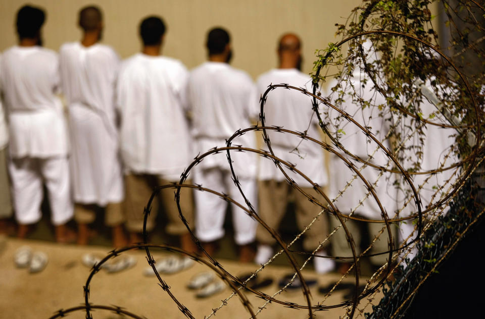 Detenidos en la prisión de Guantánamo, enclave estadounidense en Cuba. Allí han sido recluidos por años personas detenidas en relación a atentados terroristas, entre ellos los del 11 de septiembre de 2001. (John Moore/Getty Images)