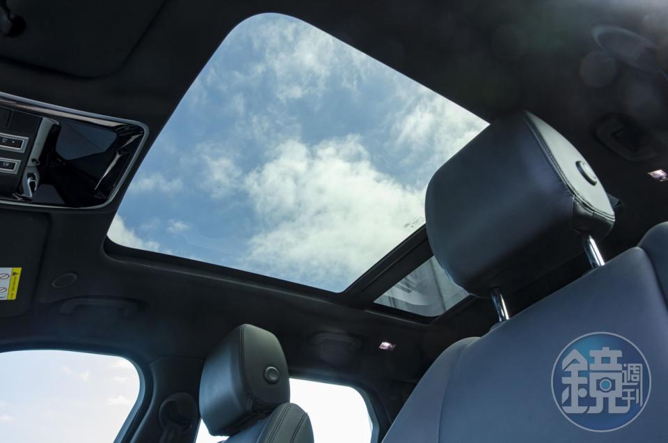 試駕車選配全景式電動玻璃天窗。