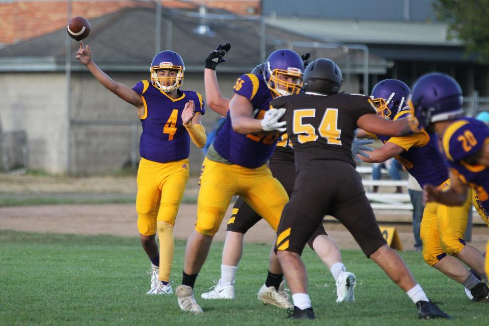 Elmira quarterback Quinton Buckland delivers a pass during the prep football jamboree game against North Bend on Aug. 26 at Junction City High School.