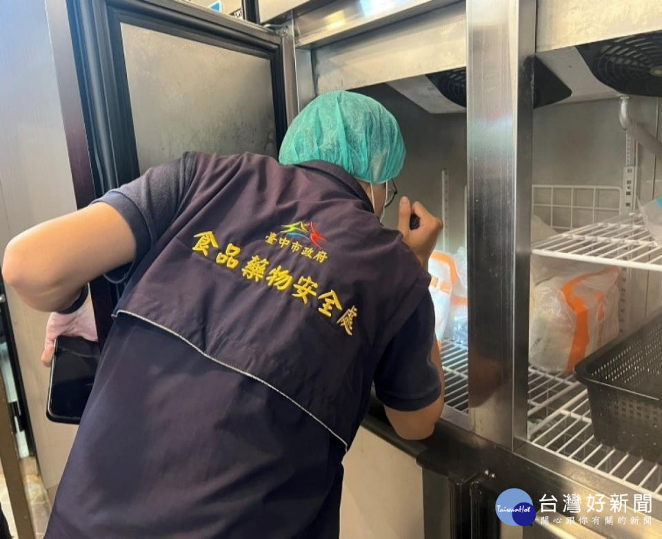 食安處稽查人員檢視店家食材保存效期