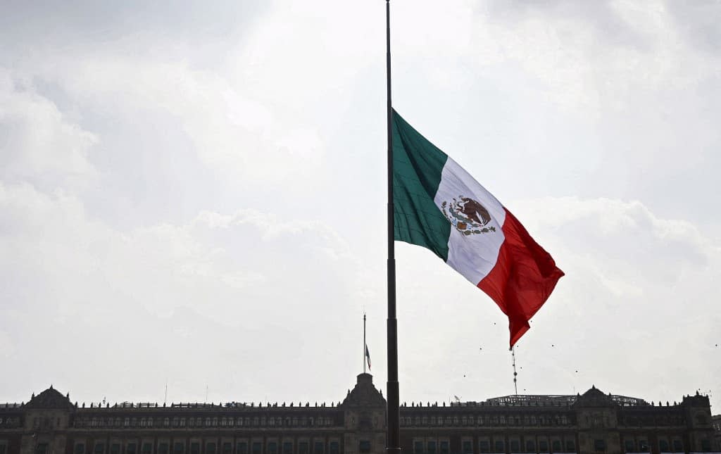 Le drapeau mexicain sur la place Zocalo à Mexico le 19 septembre 2019. - ALFREDO ESTRELLA / AFP