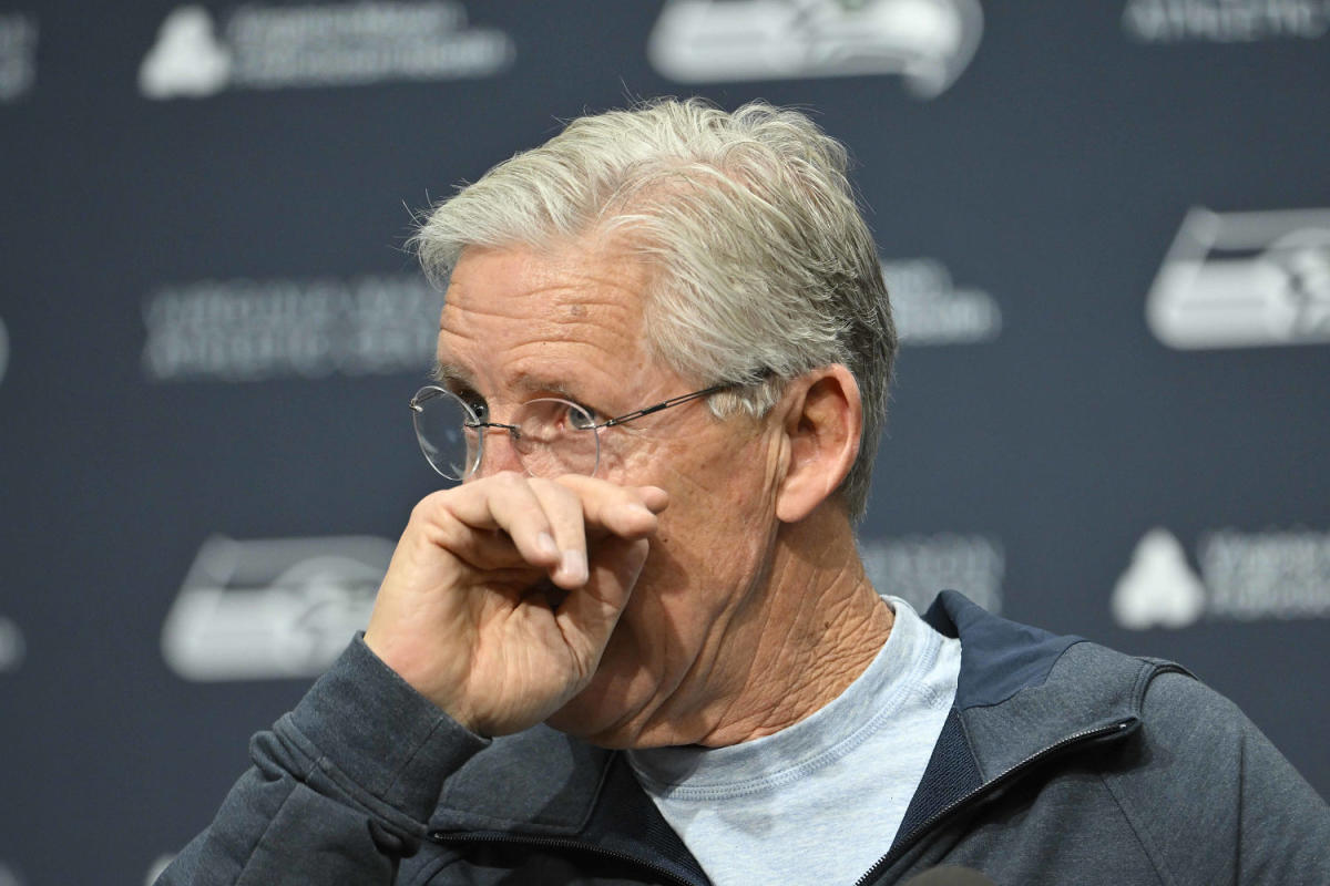 Highlight] Pete Carroll gets extremely emotional during his final press  conference : r/nfl