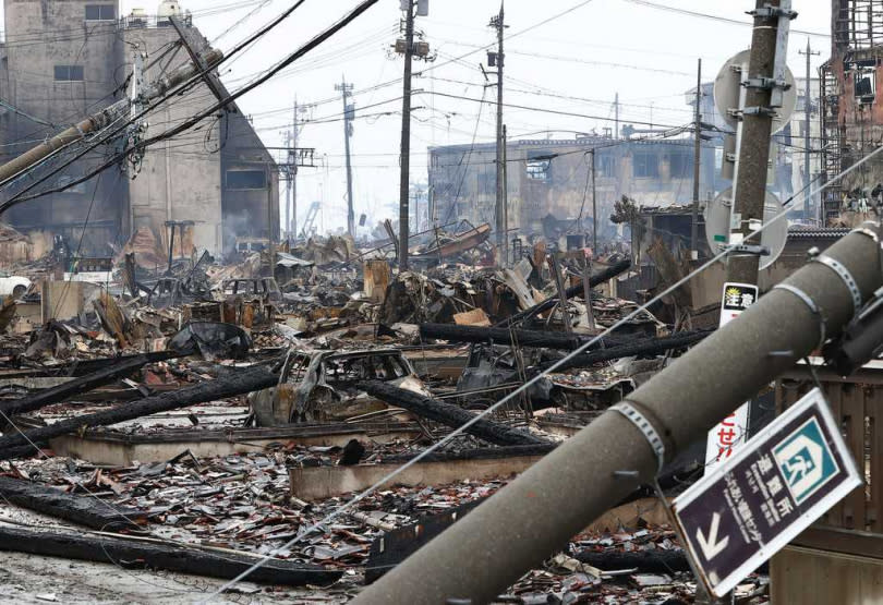 日本經過7.6級強震摧殘後，多處已被震垮，宛如廢墟。（圖／美聯社）