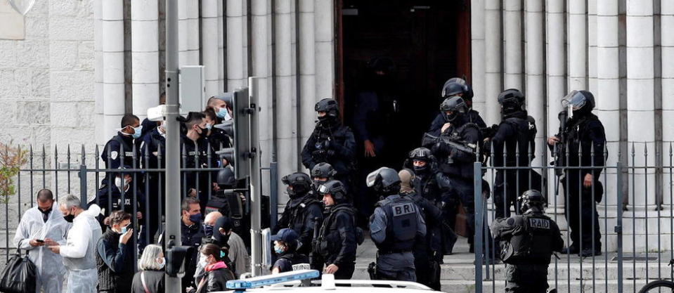 Une attaque au couteau a tué trois personnes jeudi 29 octobre, dans la basilique Notre-Dame de Nice.
