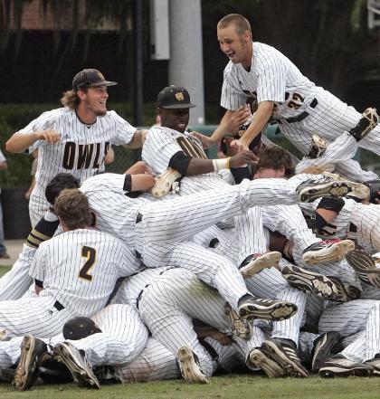 Kennesaw State celebrates after beating Alabama. (AP)