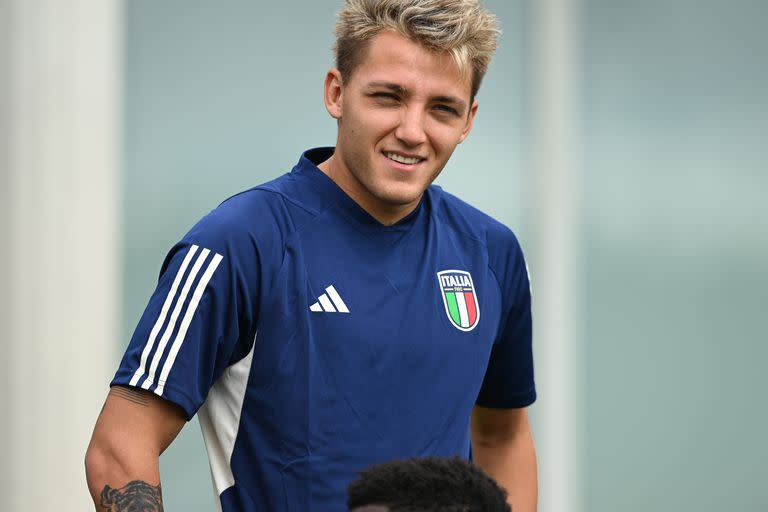 Mateo Retegui con la selección italiana, en la concentración de Coverciano, durante un entrenamiento antes del partido de este jueves con España, por la Nations League