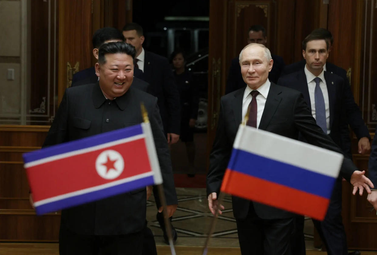 Auf diesem von der russischen staatlichen Agentur Sputnik verbreiteten Pool-Foto geht Nordkoreas Staatschef Kim Jong Un (L) mit dem russischen Präsidenten Wladimir Putin während einer Begrüßungszeremonie bei Putins Ankunft in Pjöngjang spazieren. - Copyright: GAVRIIL GRIGOROV/POOL/AFP via Getty Images