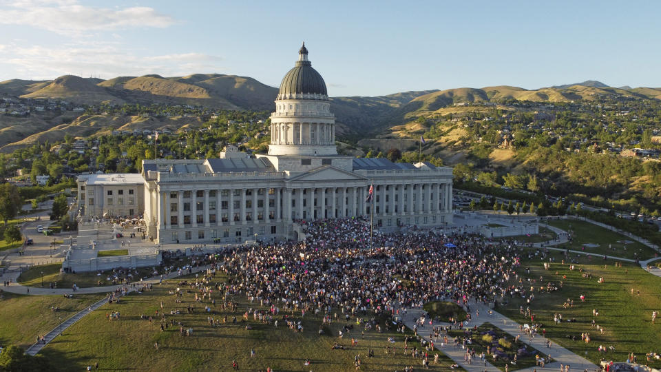 La gente asiste a una protesta por el derecho al aborto en el Capitolio del estado de Utah, el viernes 24 de junio de 2022, en Salt Lake City. (AP Foto/Rick Bowmer).
