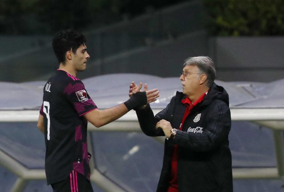 Raúl Jiménez celebra con Gerardo Martino el gol anotado a Panamá. (Foto por Edgard Garrido/REUTERS)