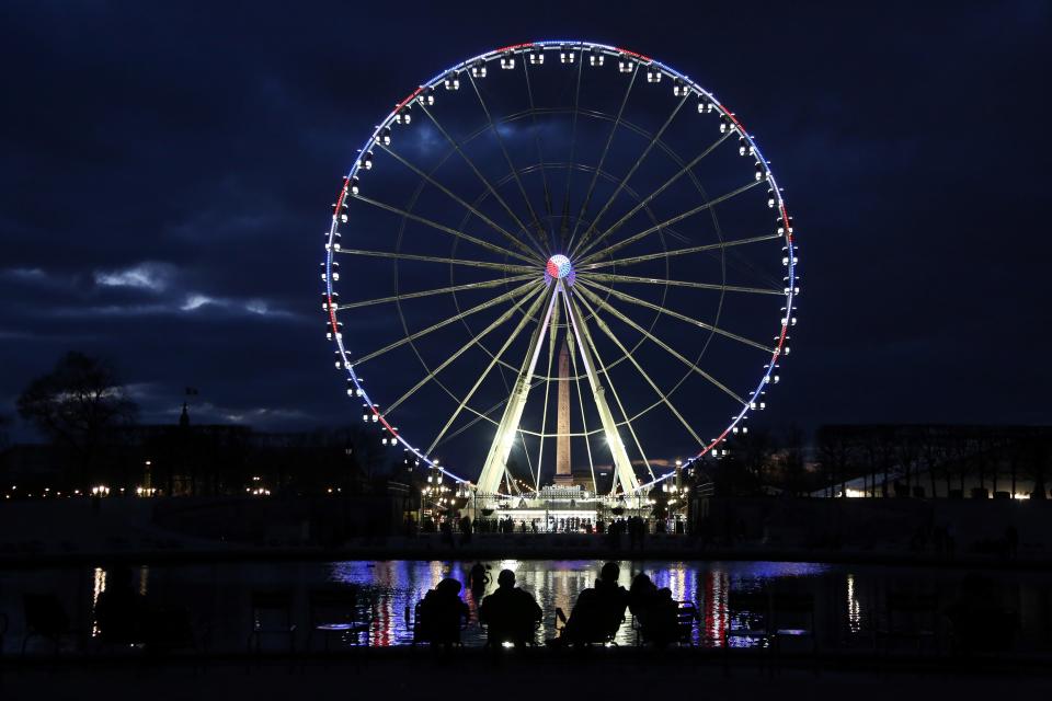 La grande roue illumine Paris