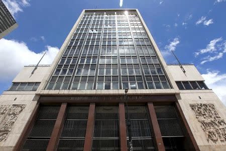 La sede del Banco Central de Colombia en Bogotá, abr 7, 2015. El Banco Central de Colombia inició el viernes su reunión de política monetaria, en la que moderaría la intensidad en el recorte de la tasa de interés por el repunte reciente en las expectativas de inflación que ponen en riesgo el cumplimiento de su meta. REUTERS/Jose Miguel Gomez