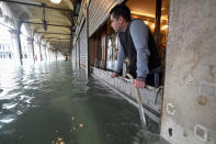 Dopo un solo giorno di tregua, Venezia è di nuovo in ginocchio. La marea è cresciuta velocemente, più del previsto. I forti venti hanno peggiorato una situazione già drammatica. Allagato il 70% del centro storico. I mezzi di trasporto pubblici sono stati sospesi e le scuole chiuse per il terzo giorno. (REUTERS/Flavio Lo Scalzo)