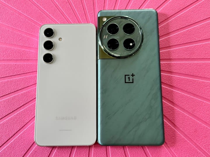 Samsung Galaxy S24 in Gray (left) and OnePlus 12 in Flowy Emerald.