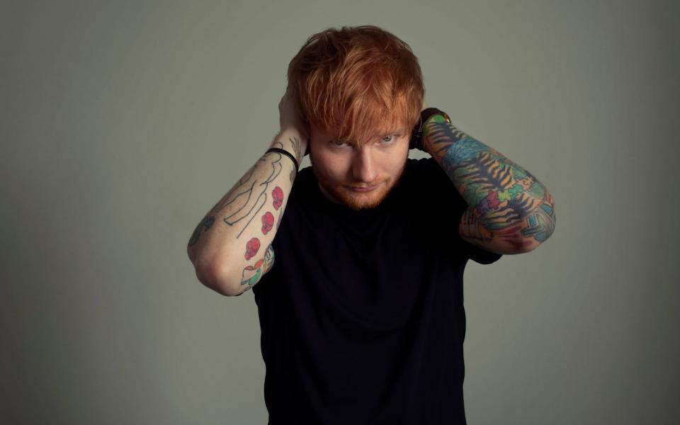 Ed Sheerans roter Schopf ist inzwischen so etwas wie sein Markenzeichen und um ein Haar hätte er das Rot auch in seinem Namen verewigt: Vor seinem Durchbruch soll Ed Sheeran (bürgerlich Edward Christopher Sheeran) in Erwägung gezogen haben, seinen Künstlernamen zu ändern und sich "Redward" zu nennen. Es blieb dann doch bei "Ed" - zum Glück! (Bild: Mark Surridge)