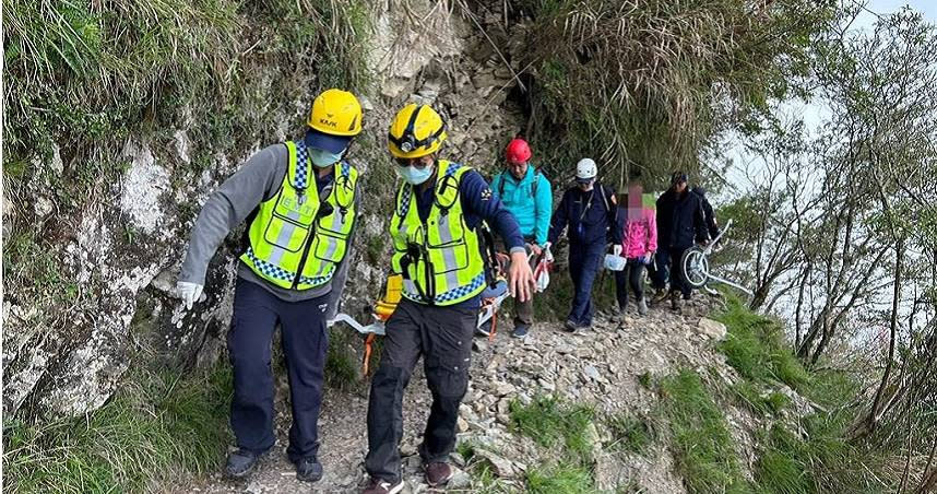 救護人員將男登山客送下山，到院前呈現OHCA。（圖／嘉義縣消防局提供）