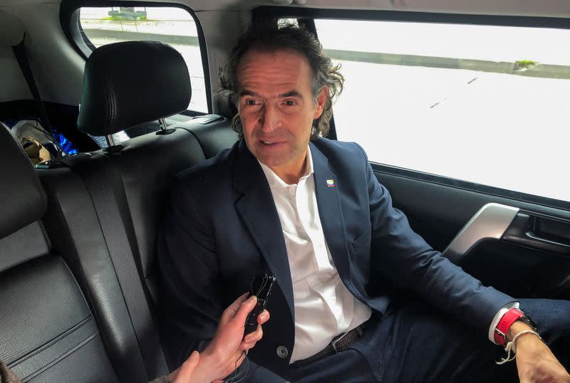 El candidato presidencial colombiano de centroderecha y de la coalición Equipo por Colombia, Federico Gutiérrez, habla durante una entrevista con Reuters en Bogotá