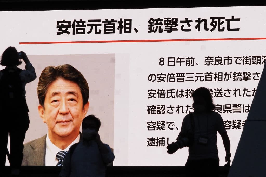 L'annonce de la mort de Shinzo Abe annoncée sur un écran géant de la ville de du district de Tokyo, le 8 juillet 2022 - TOSHIFUMI KITAMURA / AFP