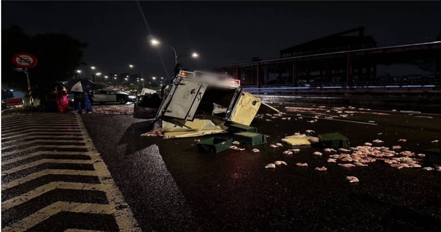 北市萬華區水源快速道路13日凌晨發生裝有雞腿的小貨車自撞翻覆事故。（圖／翻攝畫面）