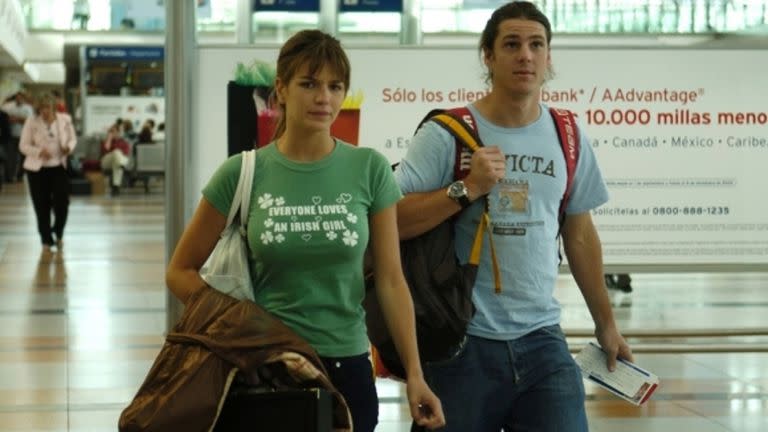 Marcela Kloosterboer y Gastón Gaudio, en el aeropuerto de Ezeiza