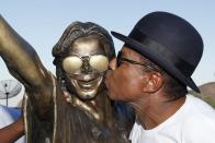 <p>Und auch hier ist "Jacko" nur mit viel gutem Willen erkennbar. Seinem Bruder Tito gefällt's scheinbar trotzdem. (Bild: Wagner Meier/Getty Images)</p>