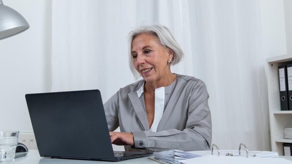 Wer sich für Altersteilzeit entscheidet, reduziert seine Arbeitszeit um die Hälfte und steigt so nach und nach aus seinem Job aus.