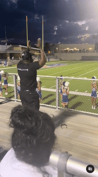 德州大兵老爸偷偷練應援舞步，在球場當女兒面前和她一起跳。（圖／翻攝自TikTok）