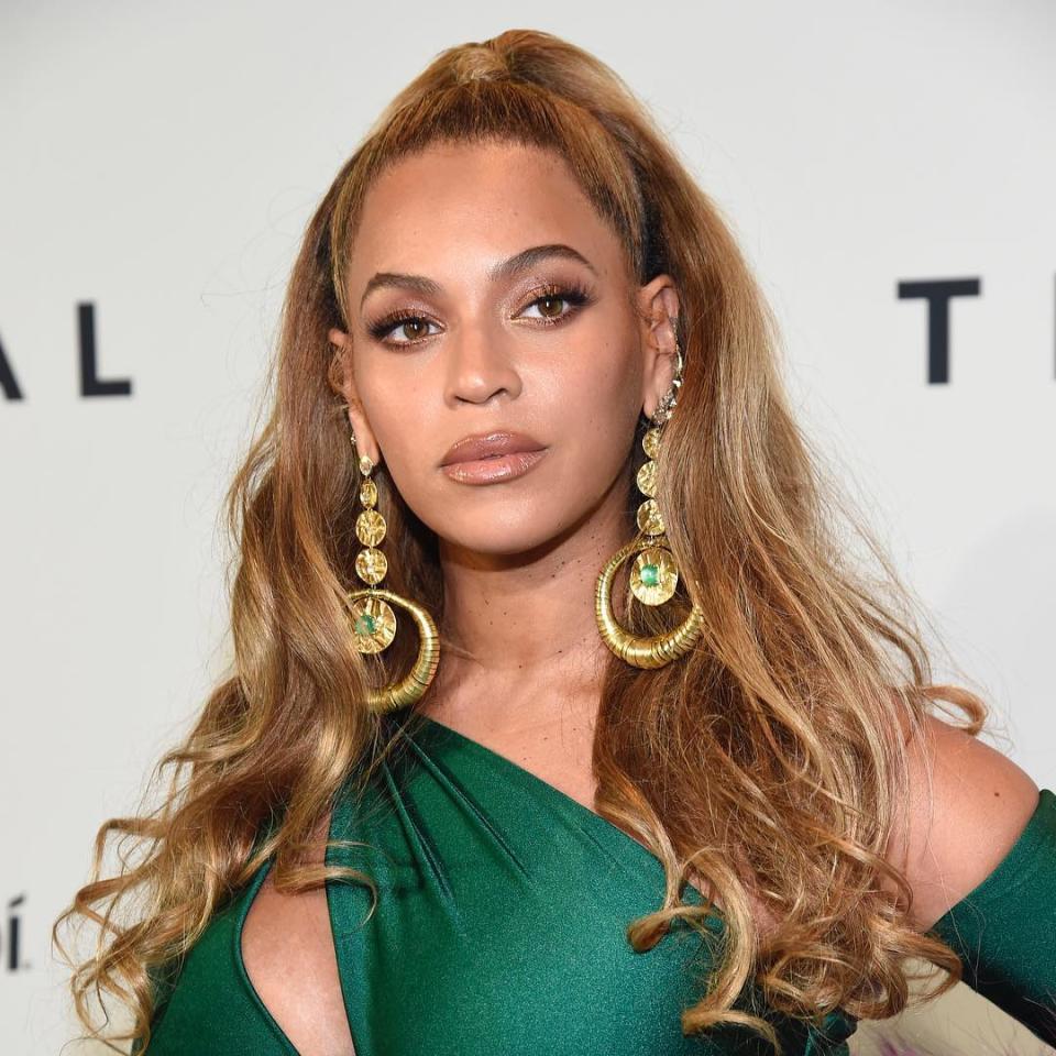 Su arreglo de cabello le da un aire de J.Lo. Instagram @beyonce