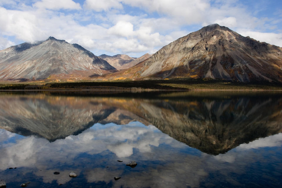 Lake Clark National Park, Alaska. De junio a septiembre puedes recorrer las 25 millas (40km) que separan los lagos Telaquana de los Twin Lakes. No hay un sendero marcado, pero se trata de una planicie sencilla que toma de 6 a 7 días atravesar. Solo se puede llegar en hidroavión pero podrás ver caribús, alces, cabras montesas y osos pardos, acompañado de majestuosas montañas y glaciares. - Foto: Flickr.com/catalinamarr/