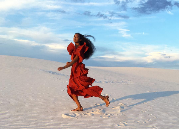 Solange Knowles, la petite soeur de Queen Bey, ne pouvait pas rêver d’un plus beau décor pour ce look boho chic tout en légèreté !