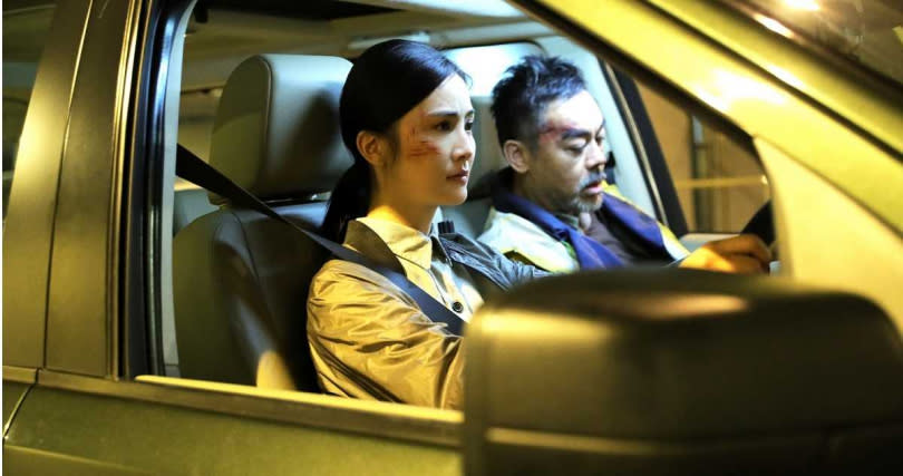 蔡卓妍在《神探大戰》中，開車載劉青雲在街頭狂飆。（圖／華映）