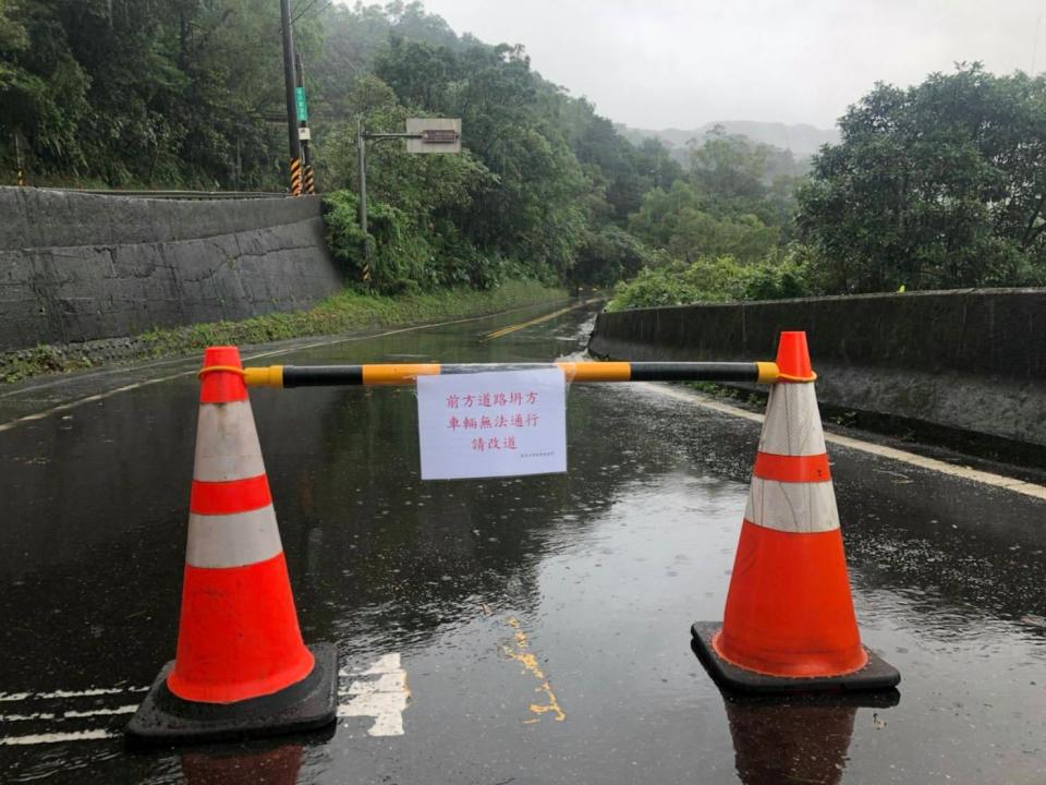 瑞芳警分局已對坍方路段進行管制。   圖：翻攝自瑞芳警好讚官方臉書