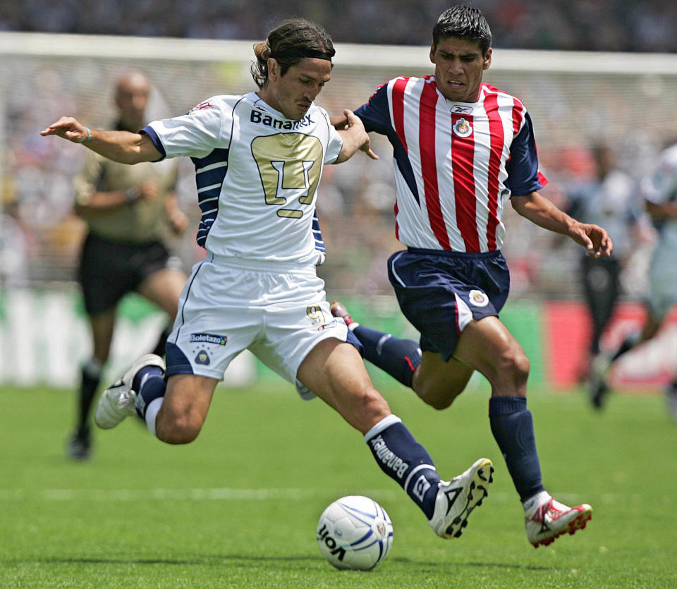 Carlos Salcido disputó con Chivas el campeonato nacional en 2004 donde cayeron ante los Pumas de la UNAM (Foto: JUAN BARRETO/AFP via Getty Images)