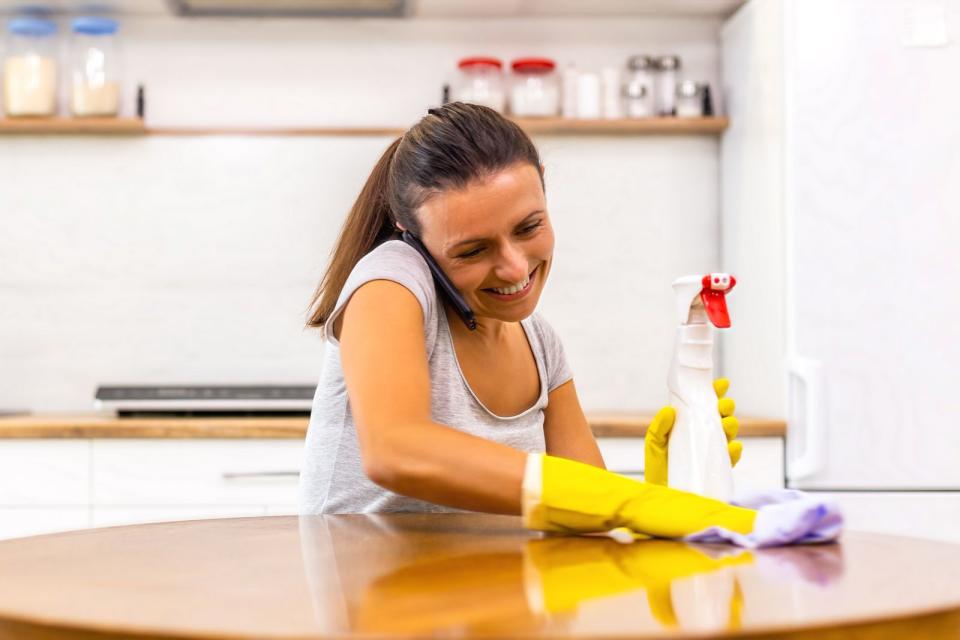 Sie kritzeln beim Telefonieren gerne auf Papier? Warum ersetzen Sie diese sinnlose Tätigkeit nicht durch eine sinnvolle? Wie wäre es zum Beispiel, wenn Sie während des Telefonats mit Ihrer Mutter Staub wischen oder die beste Freundin per Lautsprecher anrufen, gleichzeitig aber das Bad putzen? (Bild: iStock / Andrii Bicher)