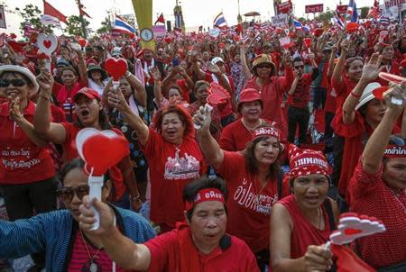 Members of the pro-government "red shirt" group take part during a rally in Nakhon Pathom province on the outskirts of Bangkok, April 6, 2014. REUTERS/Athit Perawongmetha