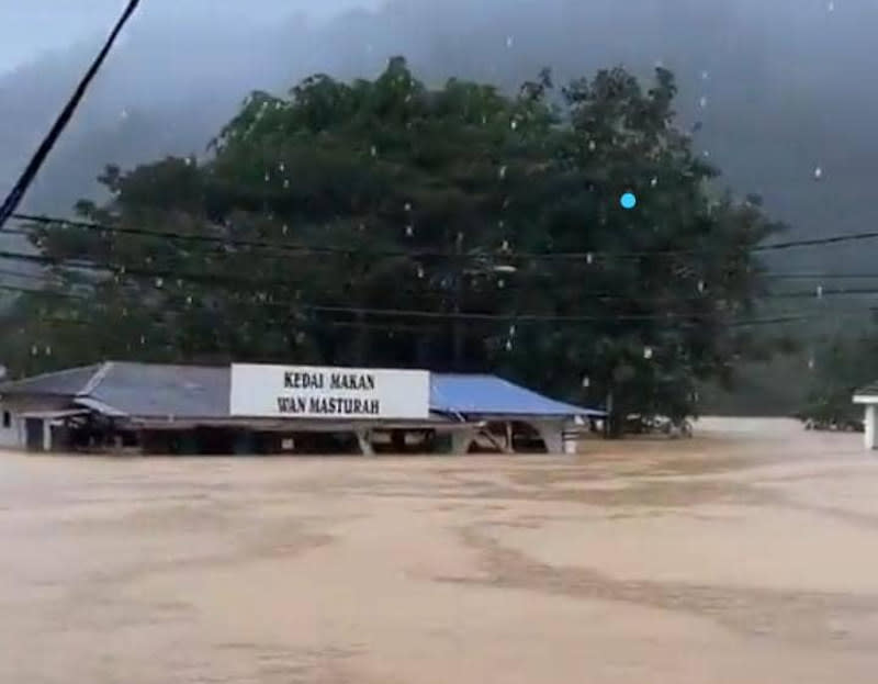 A food stall in Ulu Tembeling, with only its roof and signage visible, indicating the severity of the floods in Pahang. — Picture via Twitter